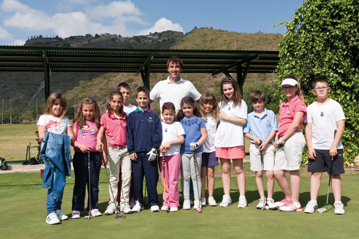 Manuel Araújo, instructor de la Escuela Infantil: «El Ayuntamiento de Benahavís hace una magnífica labor con el golf de base»