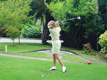 Esperanza Aguirre se inscribe en el Circuito Lady Golf Solidario