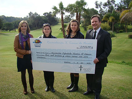 Islantilla entrega la recaudación del Torneo Benéfico de golf a favor de la AECC