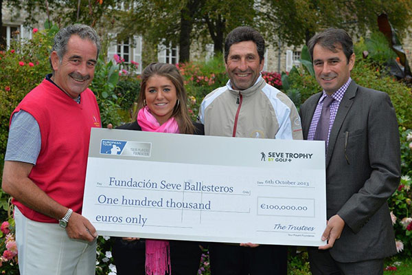 Carmen Ballesteros, hija de Seve, recibe una dotación económica de manos de los capitanes del Seve Trophy