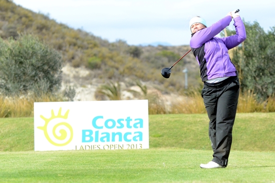 El viento cobró protagonismo en el comienzo del CostaBlanca Ladies Open en Font del Llop