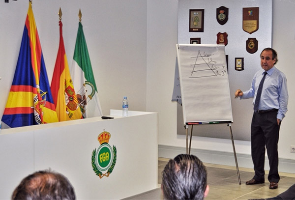 La sede de la Real Federación Andaluza de Golf acogió una nueva conferencia de Emilio Duró