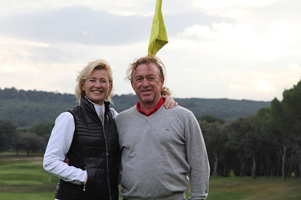 Ana Duato “enseña” a jugar al golf a Miguel Ángel Jiménez