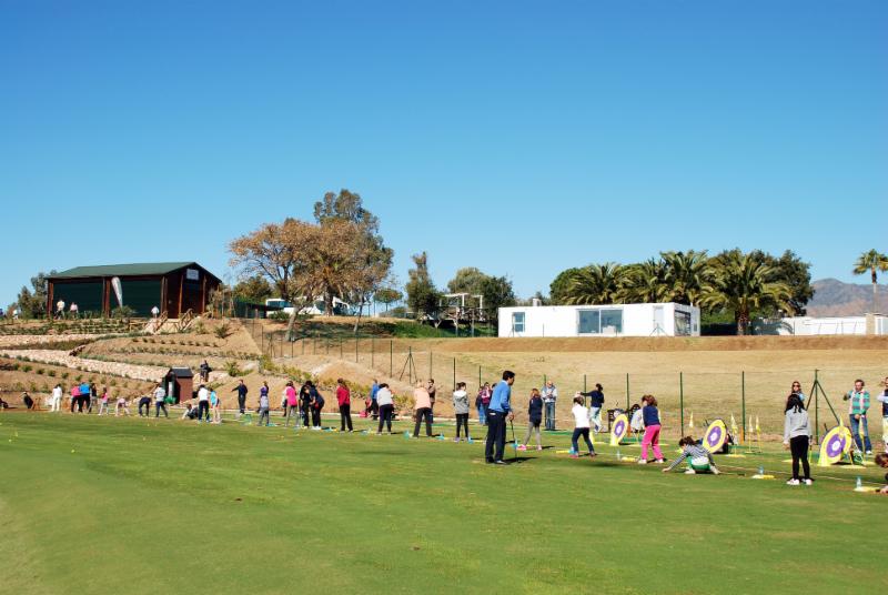 Más de 50 niños han disfrutado jugando al golf en La Cala Golf Academy