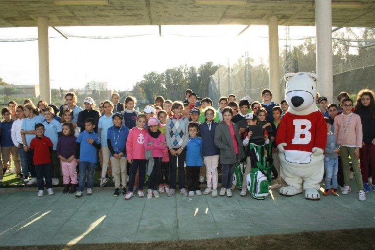 La Escuela de Golf Miguel Ángel Jiménez clausura el Pequecircuito con kilos de solidaridad