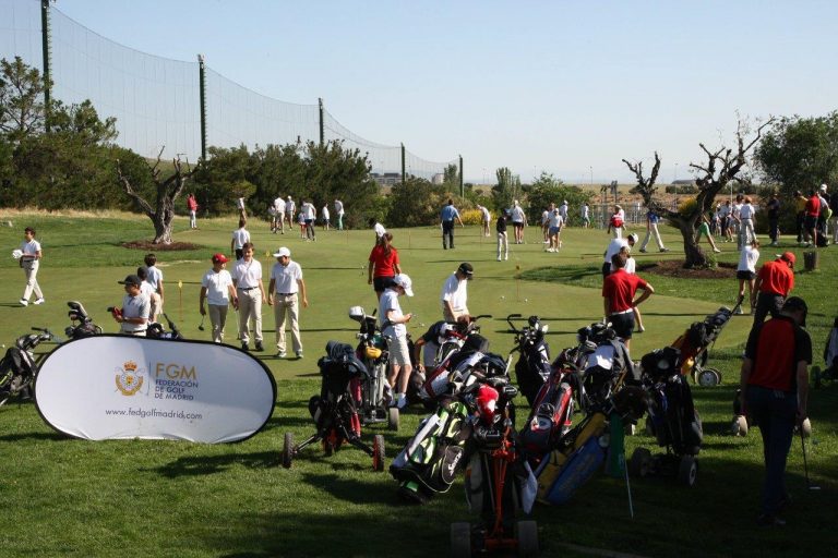 140 niños sustituyen las aulas por un magnífico día de golf en El Olivar de la Hinojosa, con permiso del “cole”