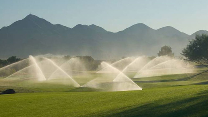 Agua reciclada o desalada riegan los campos de golf en España