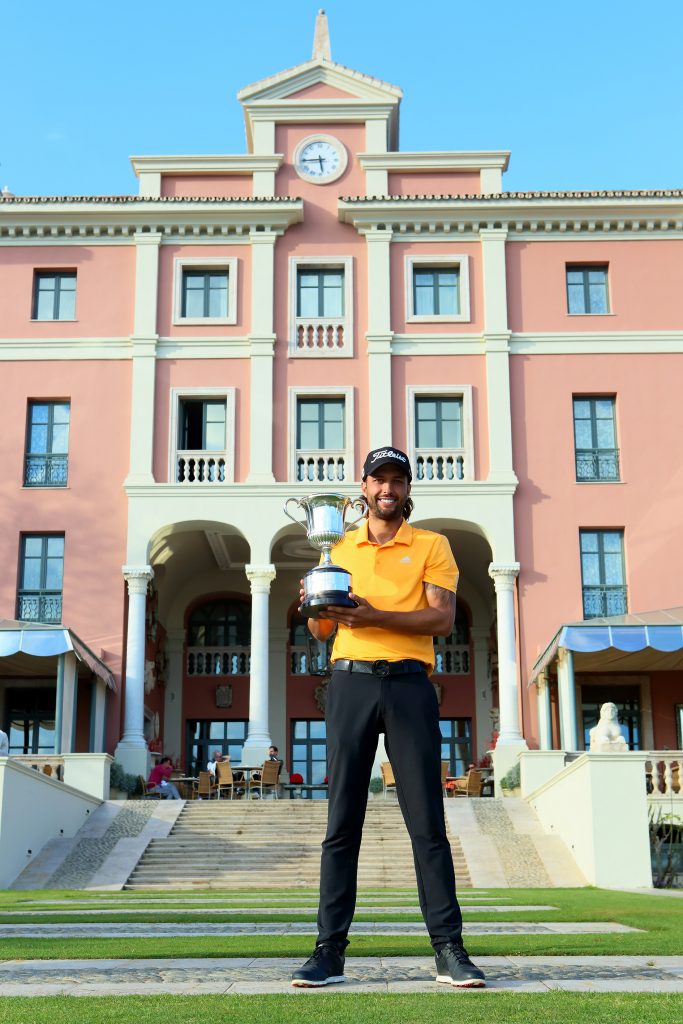 Arizabaleta posa con el trofeo del orden del mérito de The Gecko Tour 2018-2019