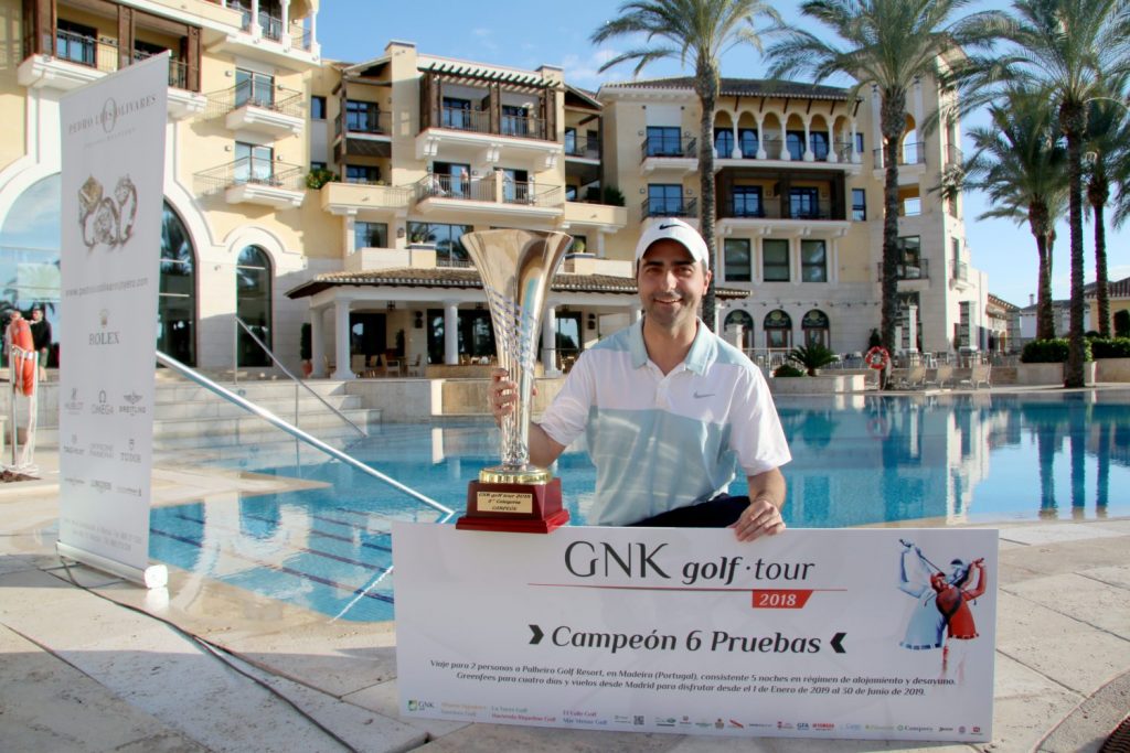 Antonio Murcia posa con su premio tras ganar la edición de 2018 de GNK Golf Tour