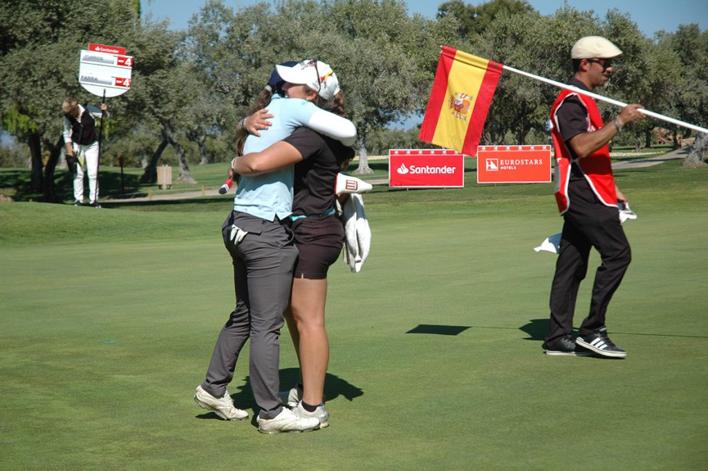 Nuria Iturrioz y María Parra se abrazan tras disputar el play off que ganó la jugadora balear.