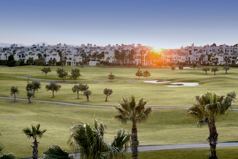La Roda Golf en Murcia. Resort al fondo