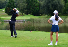 Hacia un sistema de hándicap mundial dos golfistas jugando