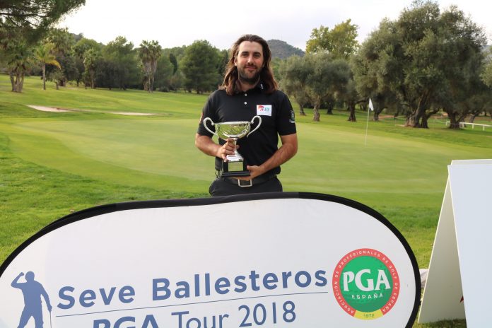 Daniel Berná posa con el trofeo de la Gran Final del Seve Ballesteros Tour en 2018