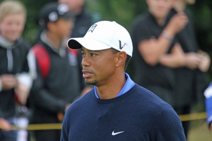 "Tiger Woods up close" (CC BY 2.0) by TourProGolfClubs