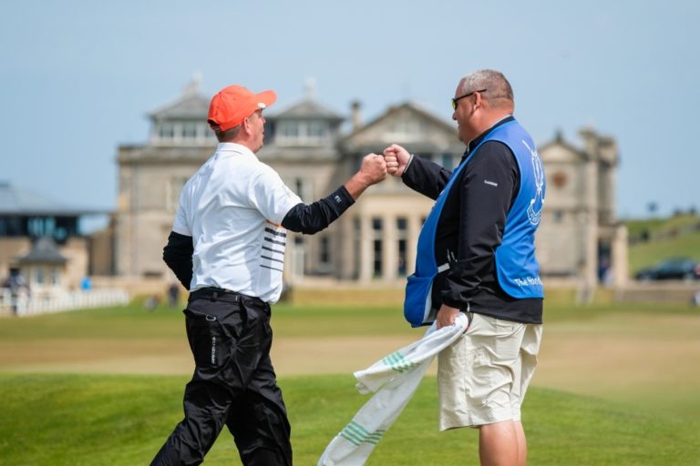La solidaridad del mundo del golf, también para los caddies