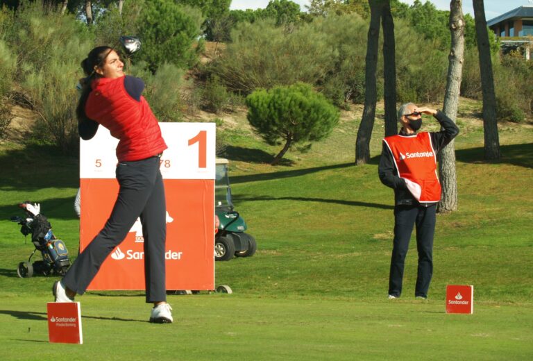La madrileña Carolina López-Chacarra, líder del Santander Golf Tour Madrid a base de birdies