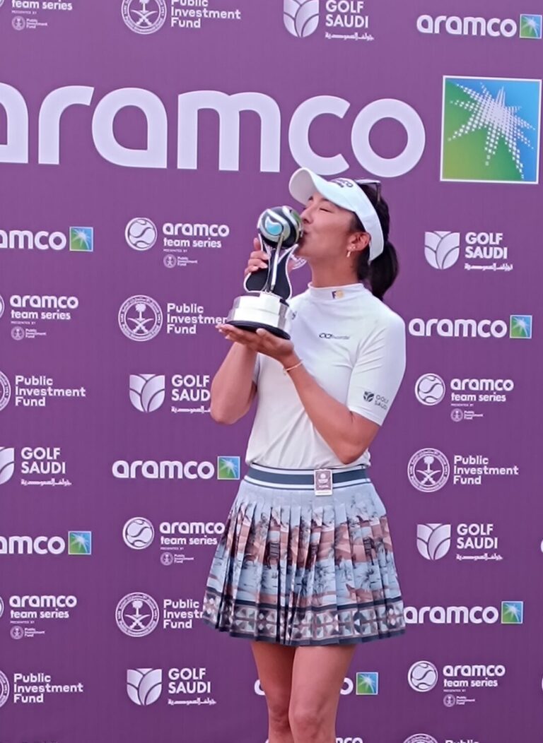Alison Lee con la Copa de ganadora. Aramco Team Series