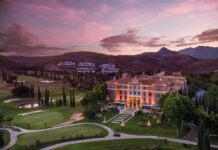 Las terrazas son para el verano en Anantara Villa Padierna Anantara_Villa_Padierna_Palace_Benahavis_Marbella_Resort_Exterior_View_Property_Facade_and_Grounds_at_Nigh