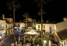 Benahavís, una ruta gastro de montaña en plena Costa del Sol Plaza verano noche Benahavís
