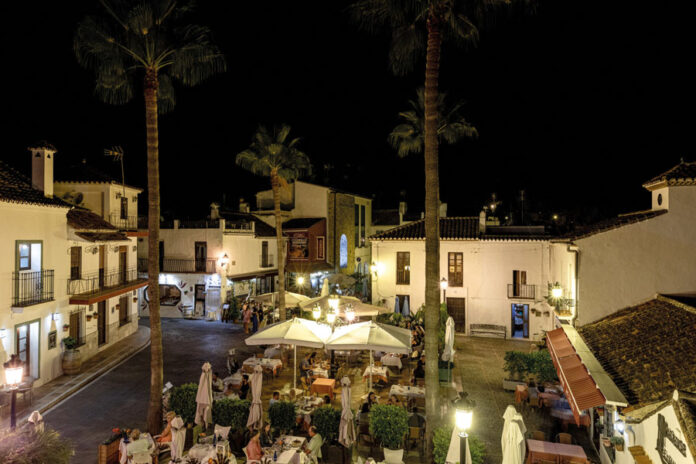 Plaza verano noche Benahavís