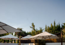 Roostiq Marbella: brasas, horno de leña y una bodega única con más de 500 referencias Terraza Roostiq Marbella