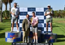 Cameron Massey se alza con al victoria en la sexta prueba del Long Drivers European Tour en Guadalhorce El campeón del torneo, Cameron Massey, recibe el premio de manos del gerente del RGCG, Ignacio Sánchez