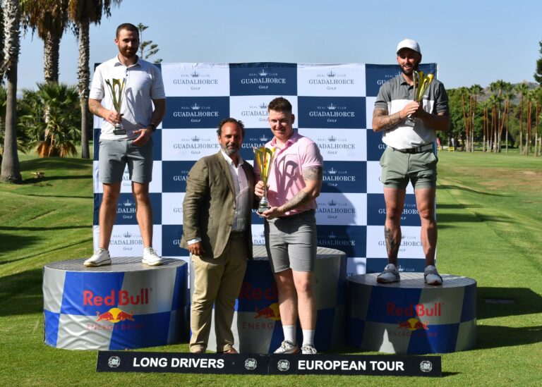 El campeón del torneo, Cameron Massey, recibe el premio de manos del gerente del RGCG, Ignacio Sánchez