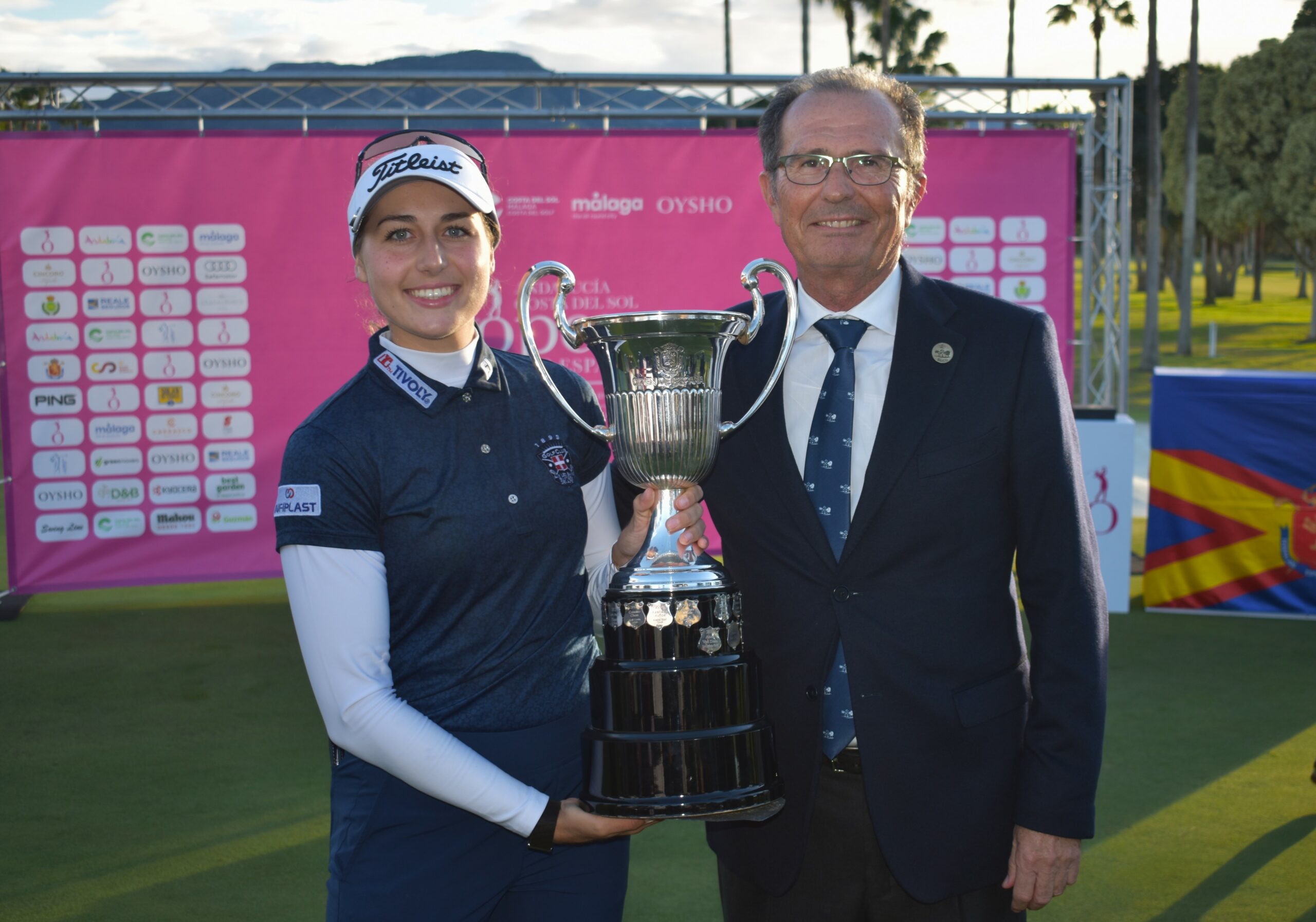 Ángel Gancedo Presidente del RGCG junto a la campeona del Open 2025, Nastasia Nadaud