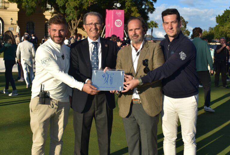 Gonzalo Navarro Greenkeeper, Ángel Gancedo, presidente, Ignacio Sánchez, gerente y José Andres Leon del RGCG reciben el reconocimiento LET.JPG