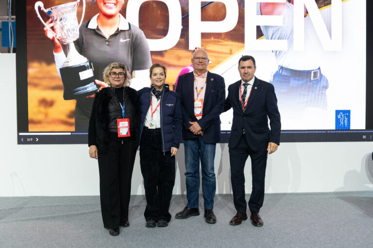Amor López, presidenta de AEHTMA, Mara Bañó, directora de Comunicación; Vicent Grimalt, alcalde de Dénia; y Carlos García, director de La Sella Golf.