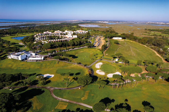 'Vista aérea de los 36 hoyos de Golf El Rompido entre marismas y pinares, Huelva'