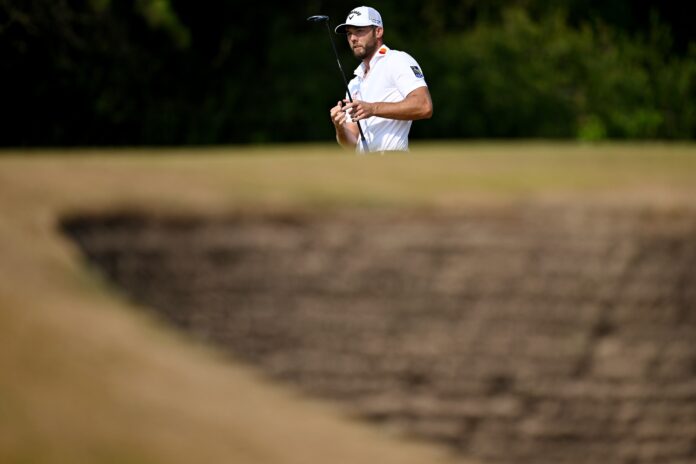 Sam Burns celebra su liderato en la tercera jornada del Open Championship 2026 en Royal Birkdale
