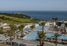 Fairmont La Hacienda Costa del Sol: el arte de vivir el golf junto al Mediterráneo Piscina de Fairmont La Hacienda con vistas al Mediterráneo, Costa del Sol